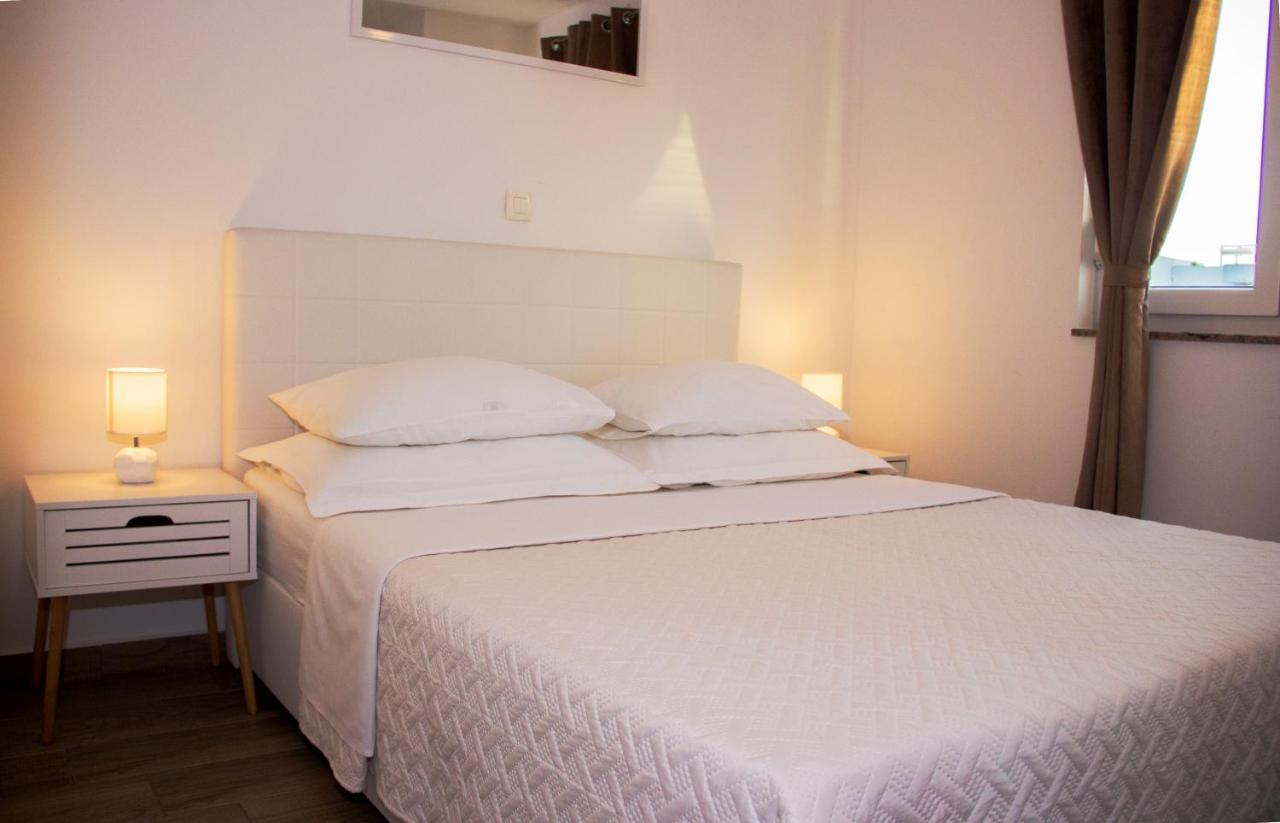 Apartments Karla Бибине Екстериор снимка