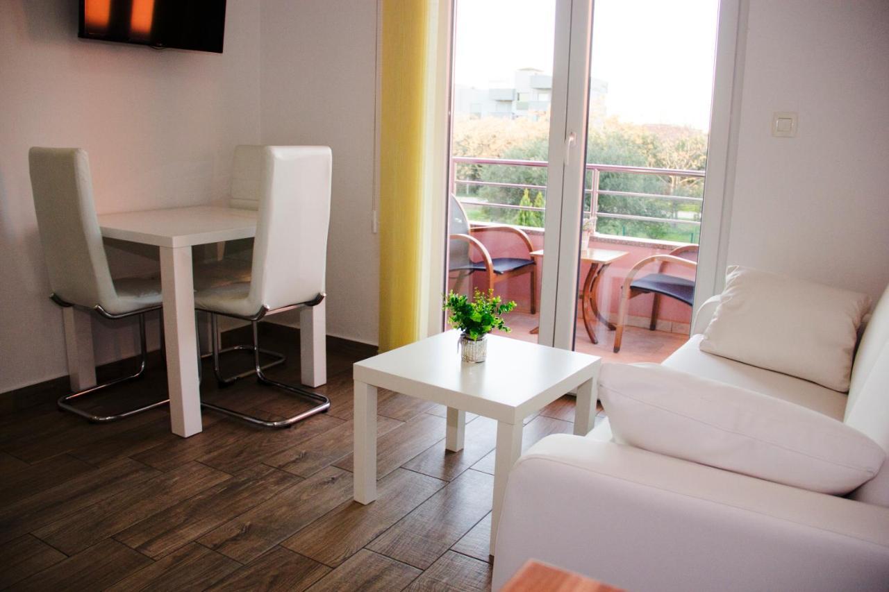 Apartments Karla Бибине Екстериор снимка