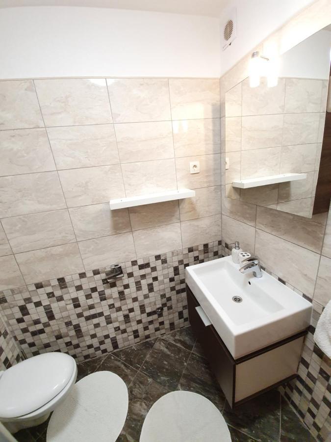 Apartments Karla Бибине Екстериор снимка