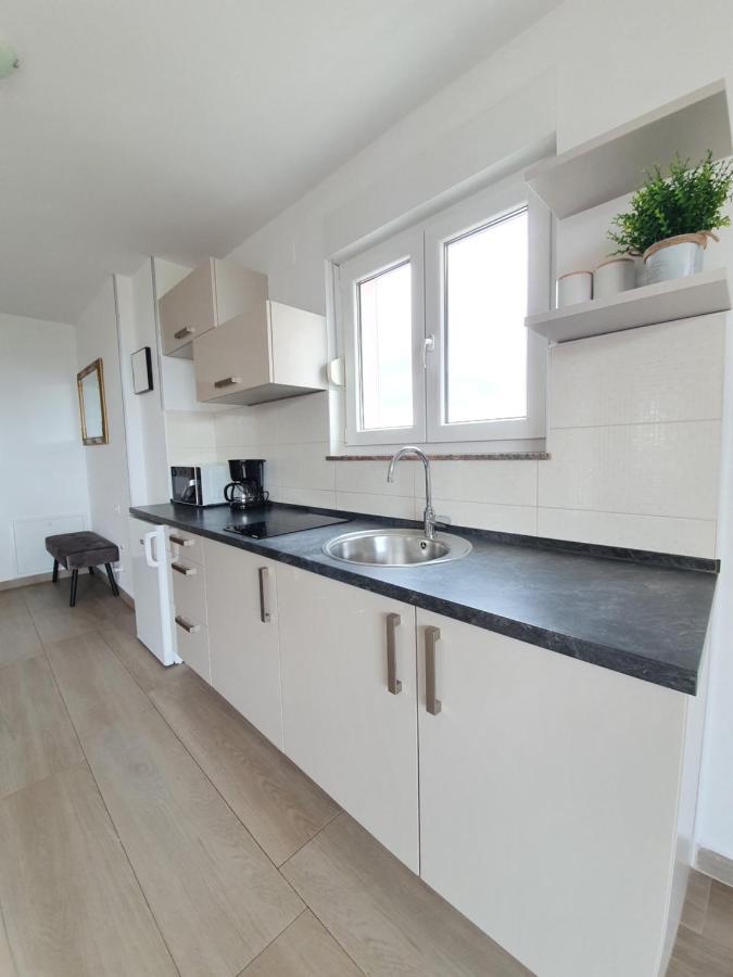 Apartments Karla Бибине Екстериор снимка