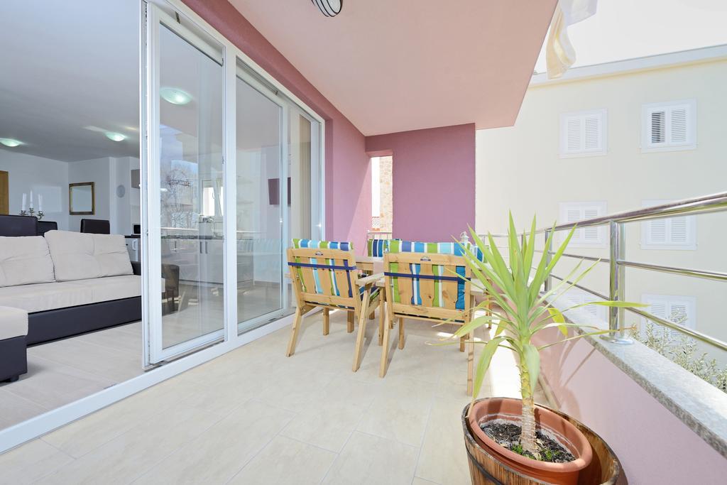 Apartments Karla Бибине Стая снимка